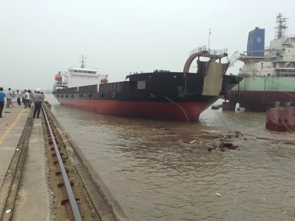 2015 Deck Barge: USD $5.2M / 9,100t / 109m / Diesel